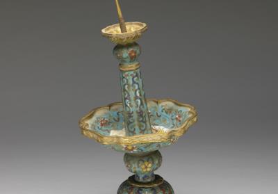 图片[2]-Copper candle stand in cloisonne enamels from a five-piece altar set, Qing dynasty (1644-1911)-China Archive